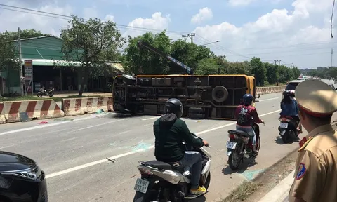 Bình Dương: Xe khách 29 chỗ chao đảo lật ngang giữa đường, hành khách trên xe bị thương gào khóc thảm thiết