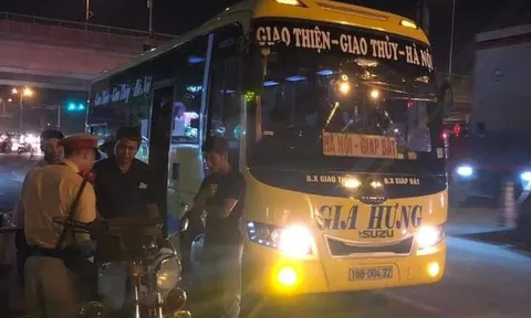 CSGT Hà Nội bắt xe khách 29 chỗ nhồi 45 người từ phản ánh qua facebook