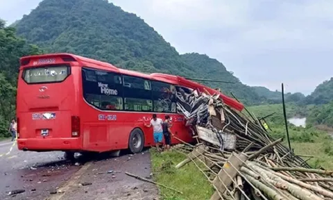 Hòa Bình: Xe tải bị ô tô khách đâm từ phía sau, 16 người thương vong