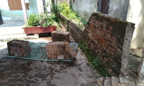 Trụ cổng bất ngờ đổ sập đè vào người hai cháu bé 8 tuổi thương vong