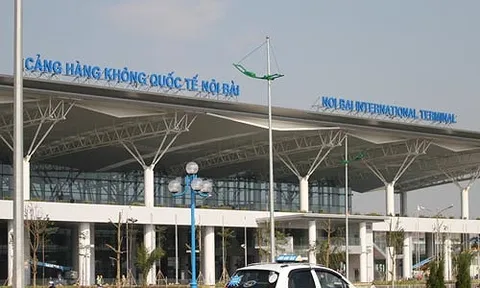 Bị ngăn cản chèo kéo khách, 'cò' taxi nhổ nước bọt vào mặt nhân viên an ninh