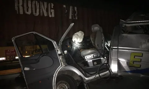 Hưng Yên: Va chạm kinh hoàng giữa xe khách với container khiến 10 người bị thương