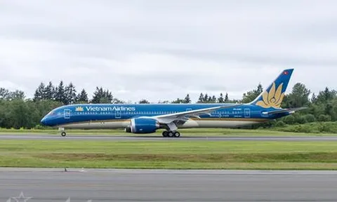 Siêu tàu bay Boeing 787 của Vietnam Airlines bị xe thang đâm thủng