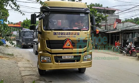 Phú Thọ: Dân lại chặn 02 xe chở hóa chất phế thải bốc mùi hôi nồng nặc đi qua khu dân cư