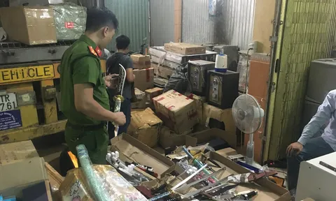 Cảnh sát chặn bắt xe ô tô chở nhiều kiếm, dao găm và hàng lậu vào Nam tiêu thụ