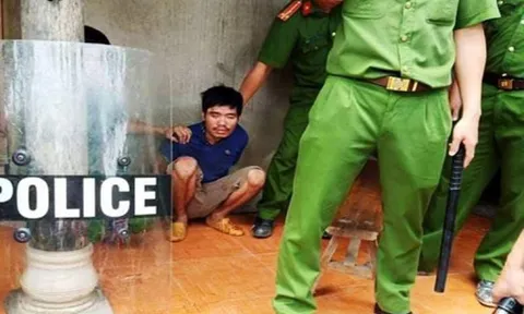Bắt giữ nghịch tử dùng dao cứa cổ mẹ tử vong sau khi đuổi chém em bất thành