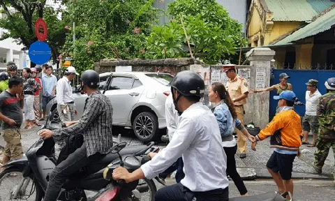 Huế: Nữ tài xế nghi đạp nhầm chân ga, xế hộp cuốn xe máy vào gầm, 3 người nhập viện