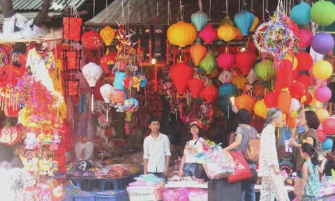 Phố Hàng Mã nhộn nhịp 'sắc màu' trước Tết Trung thu