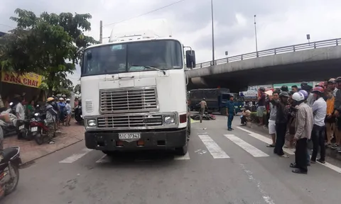 Xe đầu kéo container tông xe máy dừng đèn đỏ, một phụ nữ tử vong