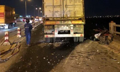 Danh tính nạn nhân vụ container húc văng người đi xe máy xuống sông Hồng
