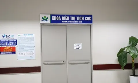 Cháu bé 3 tuổi bị bỏ quên 7 tiếng trên xe ô tô của trường, nhập viện trong tình trạng lơ mơ
