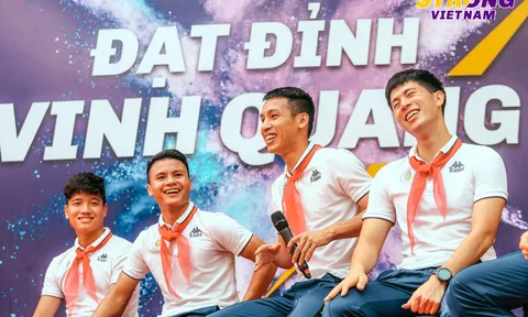 Đình Trọng, Quang Hải tham gia chào cờ đầu tuần với học sinh trường THCS Nguyễn Trường Tộ