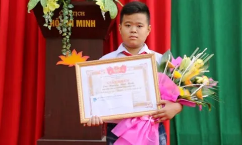 Tặng bằng khen nam sinh nhặt được hơn 70 triệu đồng, trả lại người mất