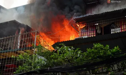 Hà Nội: Cháy lớn khu tập thể Kim Liên
