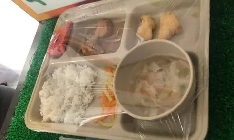 Phụ huynh trường quốc tế bức xúc vì suất ăn chỉ lèo tèo vài miếng thịt của con