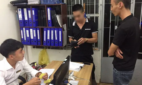 Biểu dương tài xế taxi trả lại 30 triệu đồng cho khách bỏ quên trên xe