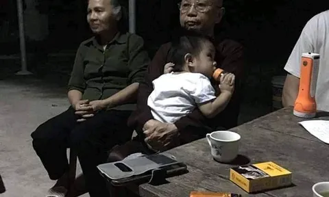 Bé trai bị mẹ bỏ rơi tại chùa La Chợ đã được người thân đến nhận lại