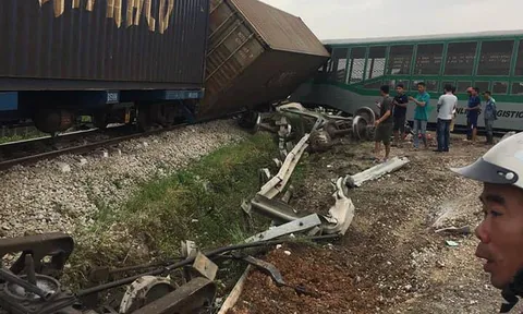 Tàu hỏa đâm nát xe tải, tài xế bị thương nặng ở Nghệ An