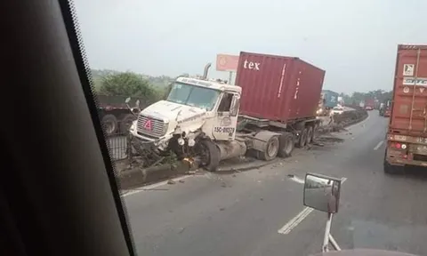 Hải Dương: Hai xe đầu kéo va chạm trên QL5, lái xe chết cháy trong cabin