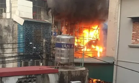 Cháy dữ dội căn nhà 3 tầng trong ngõ ở Hà Nội, khói đen bao trùm cả khu dân cư