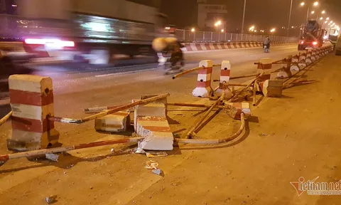 Xe bồn đâm tung dải phân cách, húc xe máy đổ la liệt trên cầu Thanh Trì