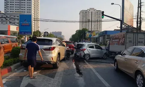 Xe sang Lexus đâm trúng xe Hyundai đang chờ đèn đỏ, gây tai nạn liên hoàn