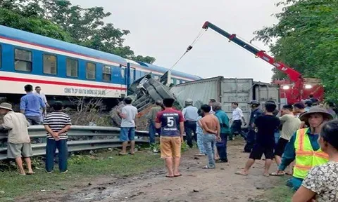 Qua đường sắt không quan sát, xe container bị tàu hỏa đâm gãy đôi