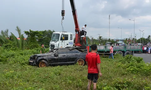 Tìm thấy 3 thi thể trong xe Mercedes lao xuống rạch