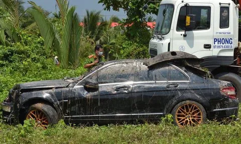 Nguyên nhân ban đầu vụ ô tô Mercedes cùng 3 người tử vong dưới kênh nước