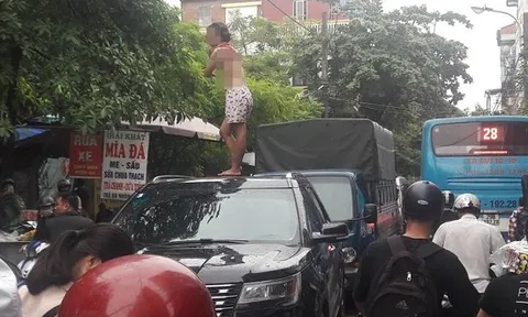 Cô gái nghi ngáo đá trèo lên nóc ô tô nhảy múa khiến cả tuyến phố ở Hà Nội ùn tắc