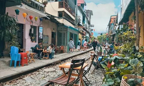 Bộ GTVT đề nghị Hà Nội giải tán tụ điểm cà phê trên đường sắt