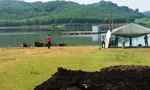 Phát hiện người đàn ông nổi lên trên hồ Khe Đá