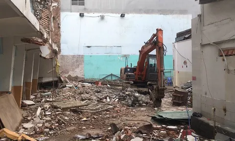 Sập công trình khi đang tháo dỡ, 2 người thương vong