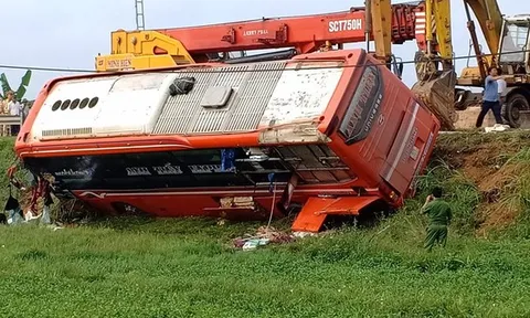 Hiện trường vụ xe khách lật nhào trên đường Hồ Chí Minh