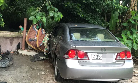 Honda Civic 4 chỗ đâm sập tường miếu Ông Hổ ở Sơn Trà, 2 người bị thương
