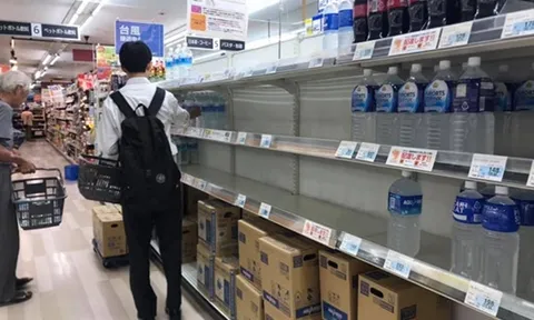 Người dân Nhật Bản 'càn quét' siêu thị, căng mình đối phó với siêu bão mạnh nhất 60 năm qua
