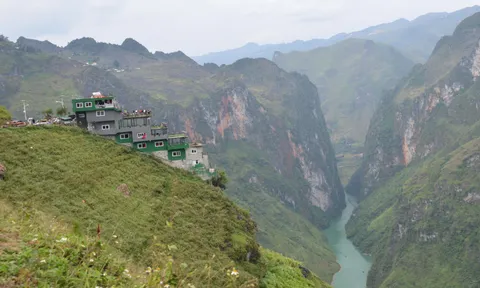 Trước nguy cơ bị phá dỡ, Mã Pí Lèng bất ngờ đổi thành màu sơn xanh