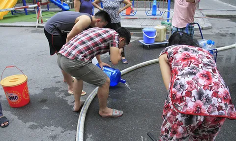 Cư dân Linh Đàm đổ bỏ nước cấp miễn phí có mùi lạ, tự mua nước sạch để dùng