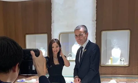 Song Hye Kyo bị bắt gặp lồng lộn dự sự kiện sau khi tuyên bố hủy lịch trình để tưởng nhớ Sulli