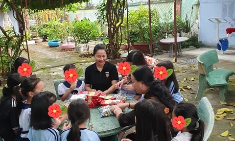 Hạnh phúc của người phụ nữ khi nhận tin nhắn 'Cô ơi, con cưới rồi'