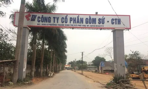 Dầu thải bị đổ trộm vào nước sạch sông Đà được người dân địa phương mua để diệt chuột