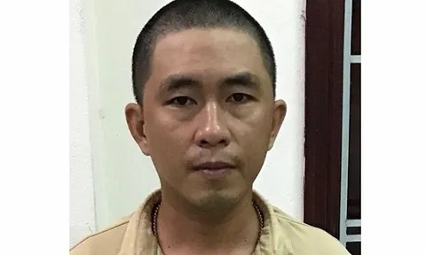 Lên cơn ngáo đá đối tượng ném cá thối và vàng mã vào đồn công an