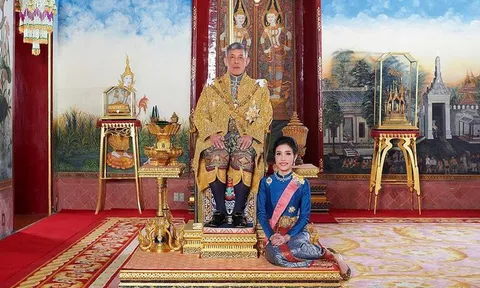 Hoàng quý phi Thái Lan bị tước mọi danh hiệu