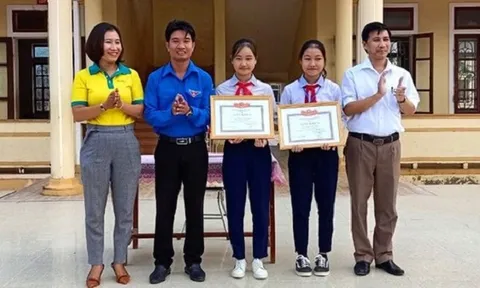 Tuyên dương hai nữ sinh nhặt được của rơi, trả lại người đánh mất