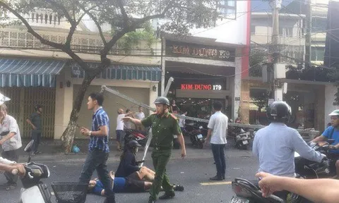Giàn giáo từ tòa nhà cao tầng rơi trúng người đi đường