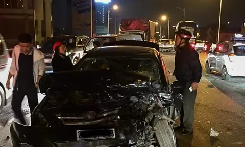 Hà Nội: Tai nạn liên hoàn giữa 3 xe ô tô trên cầu Vĩnh Tuy