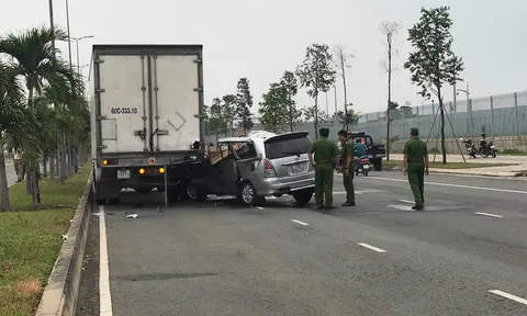 Ô tô 7 chỗ đâm đuôi xe tải đang dừng, 5 người thương vong