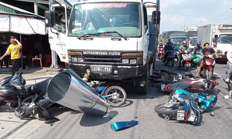 Xe tải mất thắng đâm 7 xe máy dừng đèn đỏ, 11 người bị thương