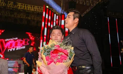 MC Nguyên Khang xin lỗi vì sai sót đọc sai tên quán quân khiến học trò Hương Giang khóc nghẹn