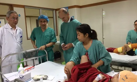 Phẫu thuật thành công cho bé gái 7 tuổi bẩm sinh hốc mắt xa